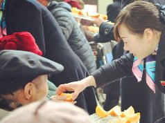 甜橙送到福利院 长松寺公益行动温暖老人心