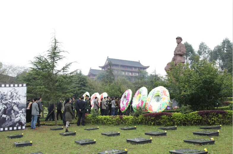 社会各界人士祭奠革命烈士董朗