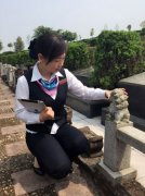 成都80后“守墓人” 误打误撞入行今成行业“标兵”