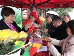 人民网报道：市民已逐渐接受“绿色祭祀”