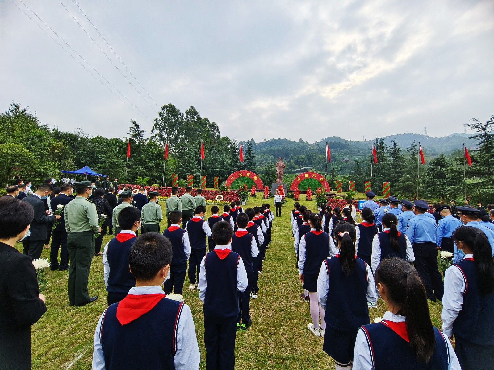 龙泉驿区在园区烈士陵园隆重举行国家烈士纪念日纪念活动