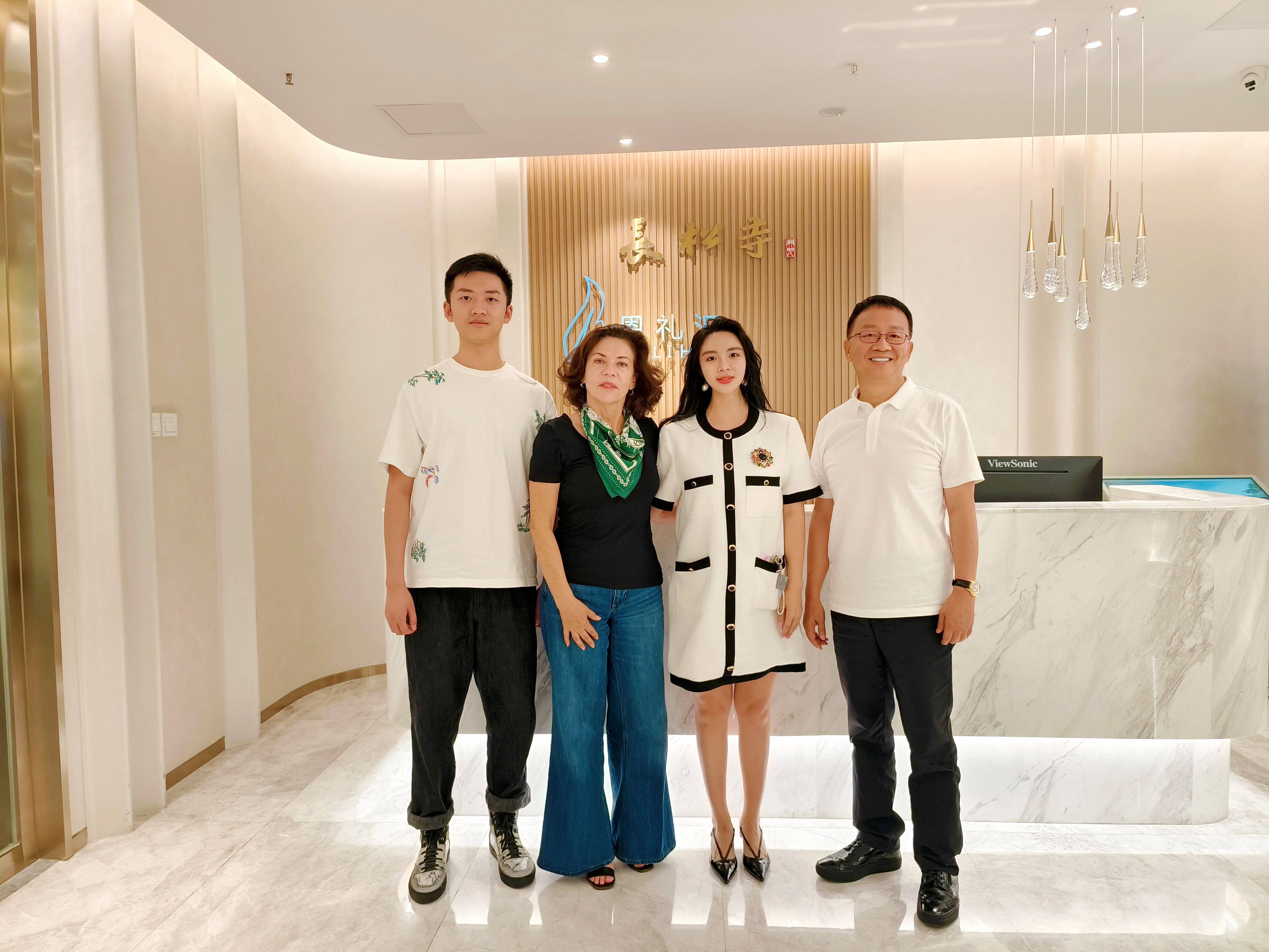 原国际殡葬协会轮值主席特蕾莎·萨维德拉一行参观考察长松寺·恩礼汇